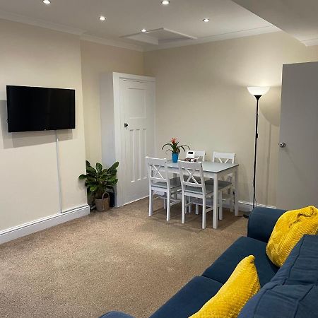 Super Convenient For Central London - Large 2 Double Bed Apartment 30 Seconds Walk To Platform Train Station And 19 Mins To London Waterloo Εξωτερικό φωτογραφία