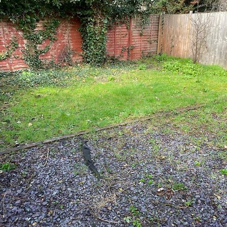 Super Convenient For Central London - Large 2 Double Bed Apartment 30 Seconds Walk To Platform Train Station And 19 Mins To London Waterloo Εξωτερικό φωτογραφία