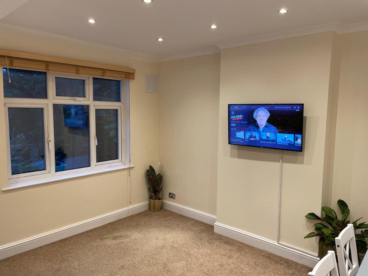Super Convenient For Central London - Large 2 Double Bed Apartment 30 Seconds Walk To Platform Train Station And 19 Mins To London Waterloo Εξωτερικό φωτογραφία