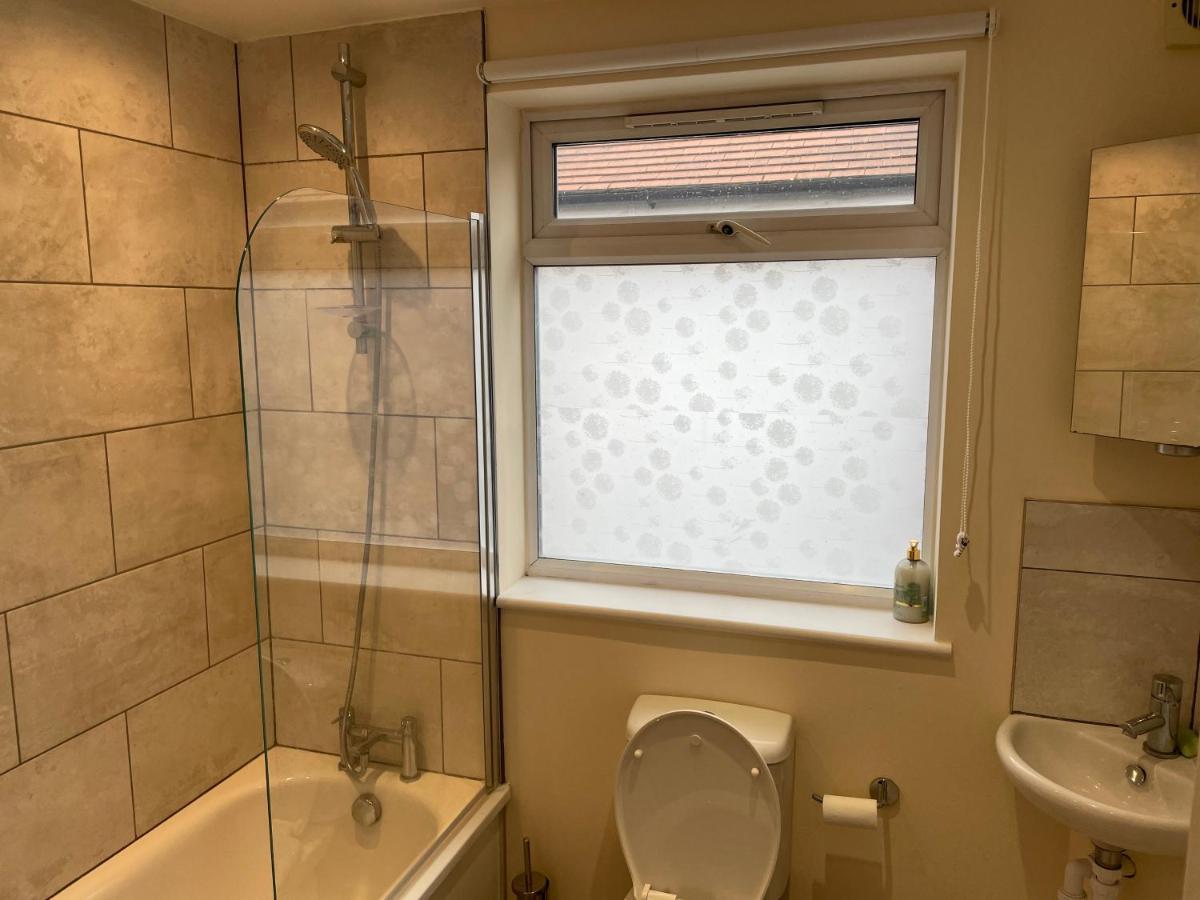Super Convenient For Central London - Large 2 Double Bed Apartment 30 Seconds Walk To Platform Train Station And 19 Mins To London Waterloo Εξωτερικό φωτογραφία