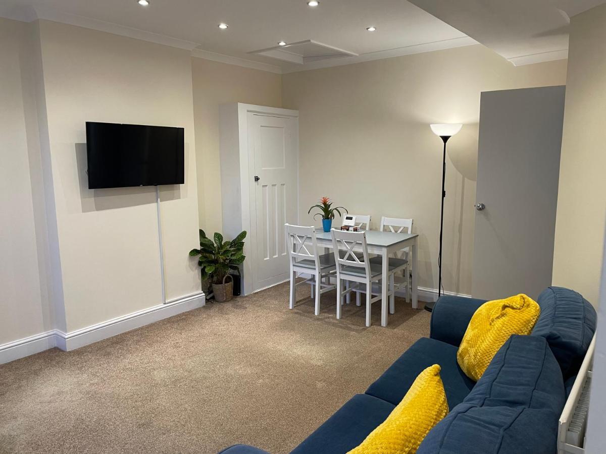 Super Convenient For Central London - Large 2 Double Bed Apartment 30 Seconds Walk To Platform Train Station And 19 Mins To London Waterloo Εξωτερικό φωτογραφία