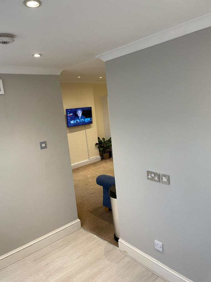 Super Convenient For Central London - Large 2 Double Bed Apartment 30 Seconds Walk To Platform Train Station And 19 Mins To London Waterloo Εξωτερικό φωτογραφία