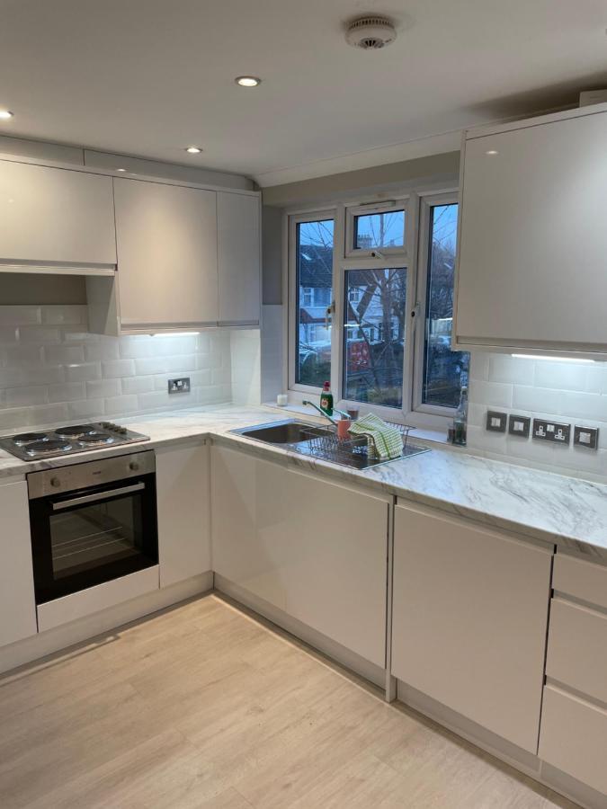 Super Convenient For Central London - Large 2 Double Bed Apartment 30 Seconds Walk To Platform Train Station And 19 Mins To London Waterloo Εξωτερικό φωτογραφία