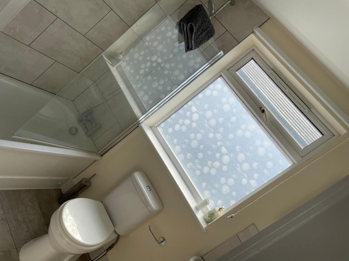 Super Convenient For Central London - Large 2 Double Bed Apartment 30 Seconds Walk To Platform Train Station And 19 Mins To London Waterloo Εξωτερικό φωτογραφία