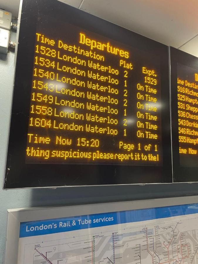 Super Convenient For Central London - Large 2 Double Bed Apartment 30 Seconds Walk To Platform Train Station And 19 Mins To London Waterloo Εξωτερικό φωτογραφία