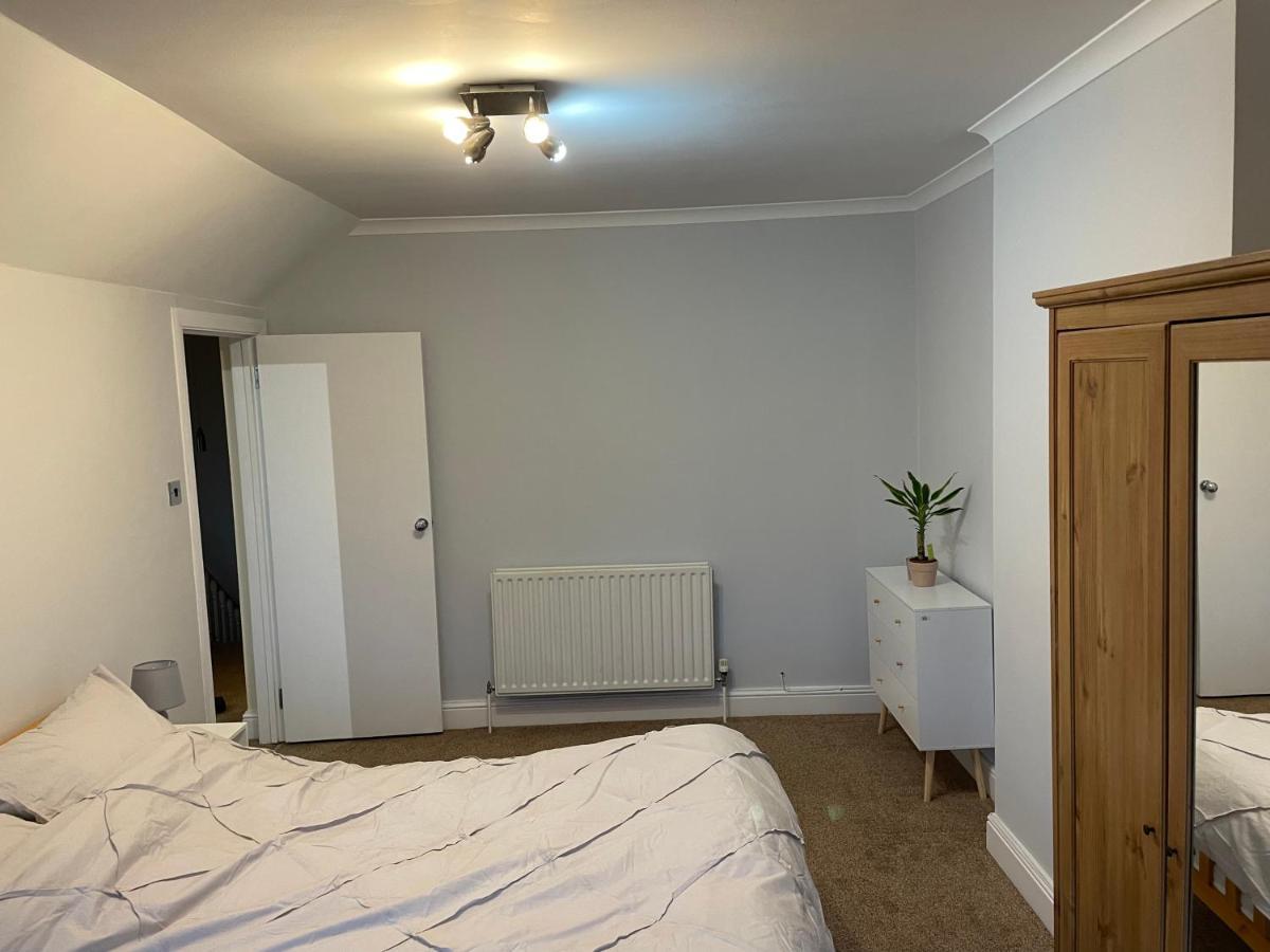 Super Convenient For Central London - Large 2 Double Bed Apartment 30 Seconds Walk To Platform Train Station And 19 Mins To London Waterloo Εξωτερικό φωτογραφία