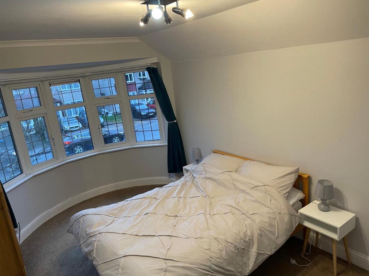 Super Convenient For Central London - Large 2 Double Bed Apartment 30 Seconds Walk To Platform Train Station And 19 Mins To London Waterloo Εξωτερικό φωτογραφία