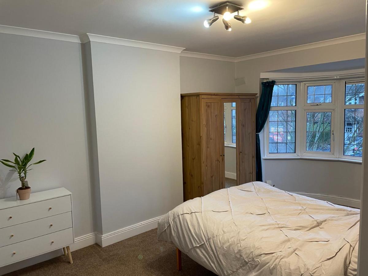 Super Convenient For Central London - Large 2 Double Bed Apartment 30 Seconds Walk To Platform Train Station And 19 Mins To London Waterloo Εξωτερικό φωτογραφία